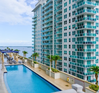 コンド・ウィズ・ビュー・シティ・ビューズ・イン・ブリケル