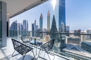 シルクハウス ハイ フロア スペーシャス バルコニー ウィズ ビュー