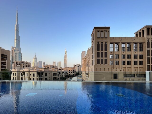 シルクハウス スペーシャス ベッドルーム イン ダウンタウン プール ビュー