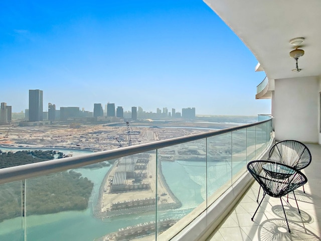 シルクハウス モダン パッド ウィズ プール ジム ニア リーム パーク