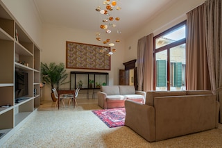 カ ロンゴ パレス アパートメンツ