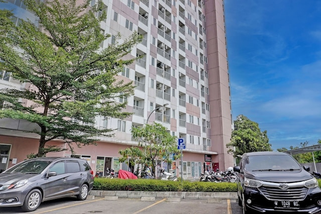 スーパー OYO ライフ 92962 アパートメント セントラランド カラワン バイ ラトナ