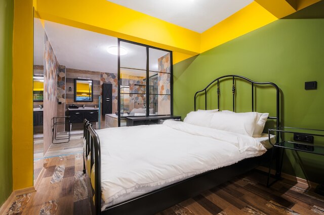 フラット W ジャグジー アンド バックヤード  6  ミン トゥ カディコイ コースト