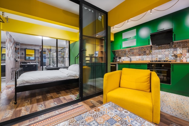 フラット W ジャグジー アンド バックヤード  6  ミン トゥ カディコイ コースト