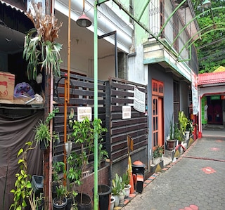 OYO ライフ 93382 ガジャヤナ コスト フィーメイル オンリー シャリア