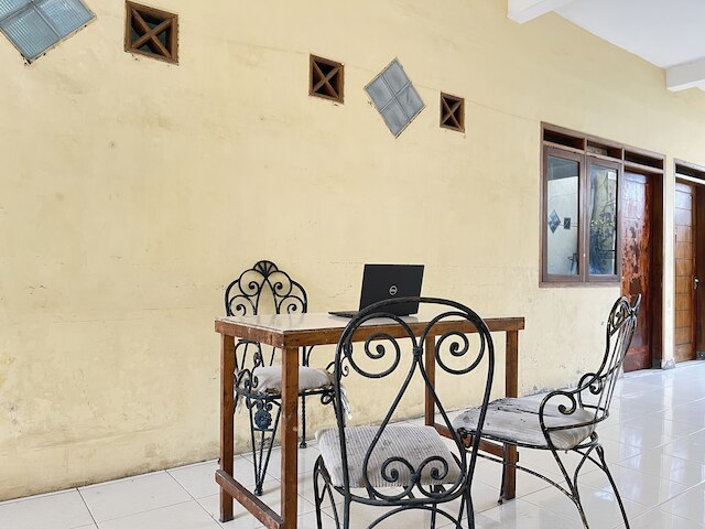 OYO ライフ 93398 スディモロ ゲストハウス シャリア