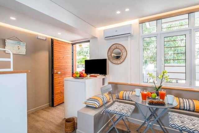 アクロポリスの足元の居心地の良い巣