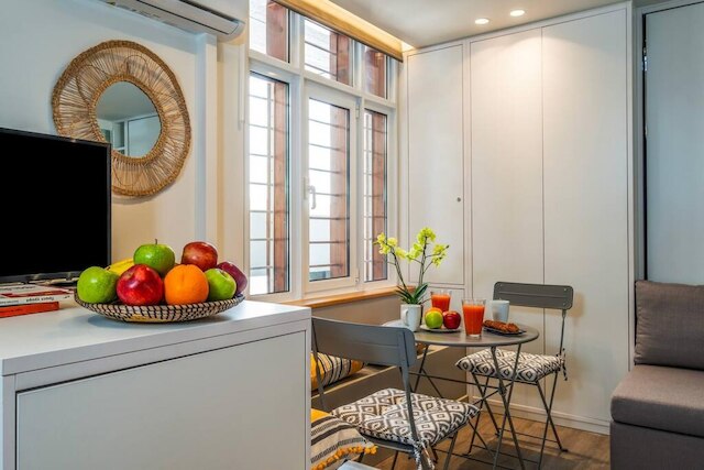 アクロポリスの足元の居心地の良い巣