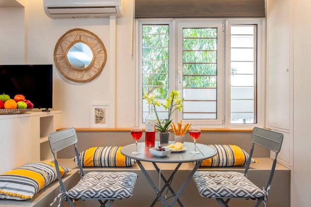 アクロポリスの足元の居心地の良い巣