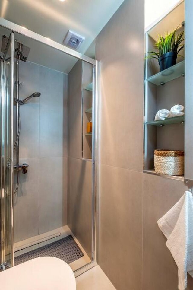 アクロポリスの足元の居心地の良い巣