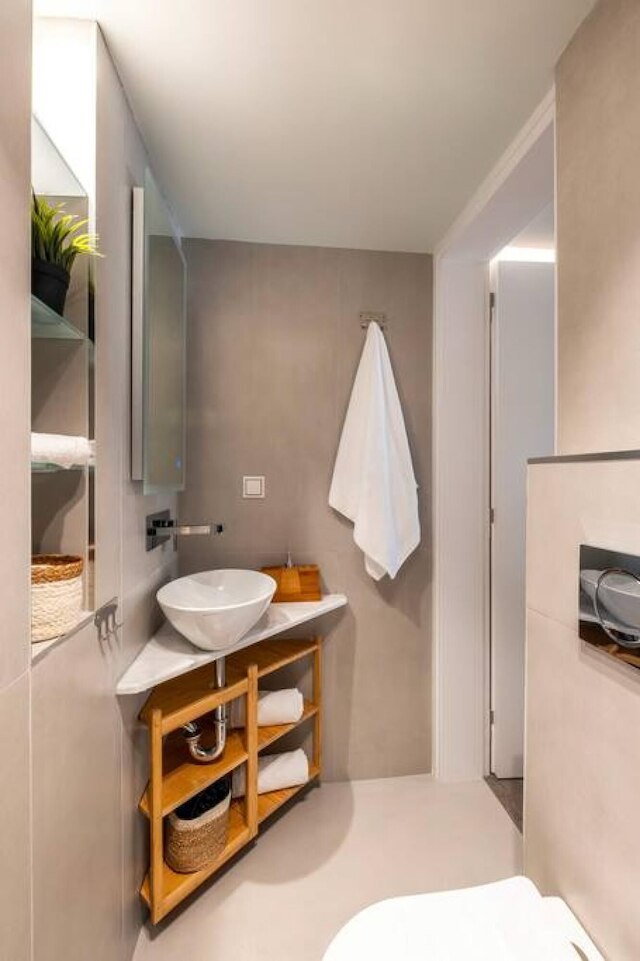 アクロポリスの足元の居心地の良い巣