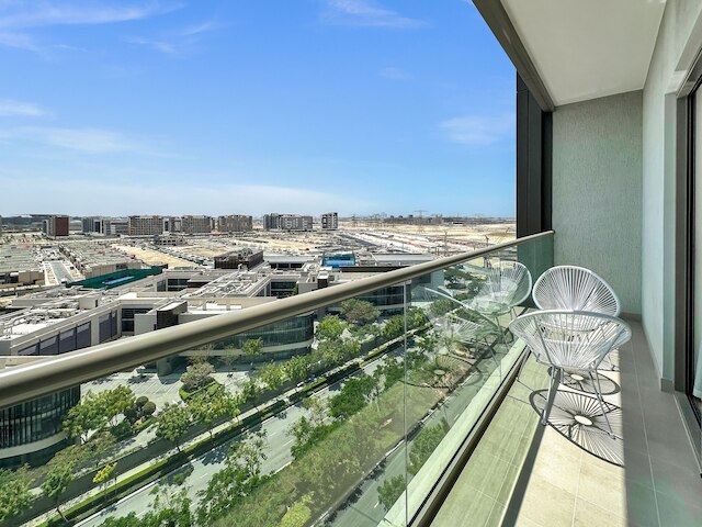 ラグジュアリーステイケーション - バルコニーと大きなプールの付いたエレガントなアパート