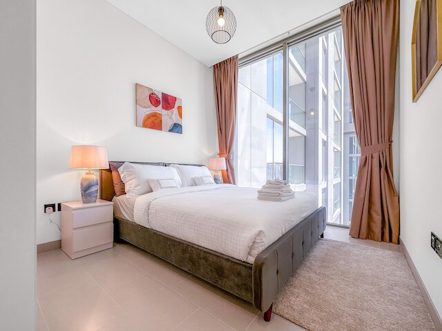 ラグジュアリーステイケーション - バルコニーと大きなプールの付いたエレガントなアパート