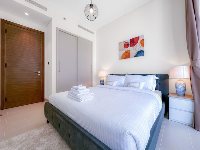 ラグジュアリーステイケーション - バルコニーと大きなプールの付いたエレガントなアパート