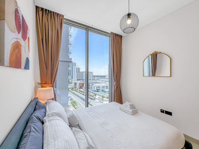 ラグジュアリーステイケーション - バルコニーと大きなプールの付いたエレガントなアパート