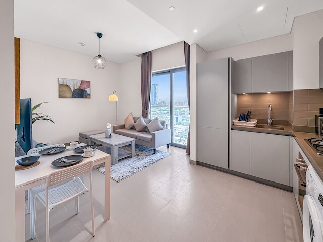 ラグジュアリーステイケーション - バルコニーと大きなプールの付いたエレガントなアパート