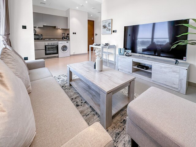 ラグジュアリーステイケーション - バルコニーと大きなプールの付いたエレガントなアパート