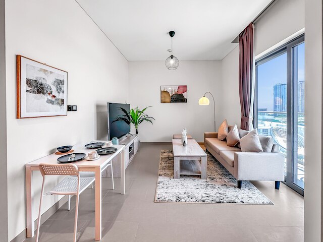 ラグジュアリーステイケーション - バルコニーと大きなプールの付いたエレガントなアパート