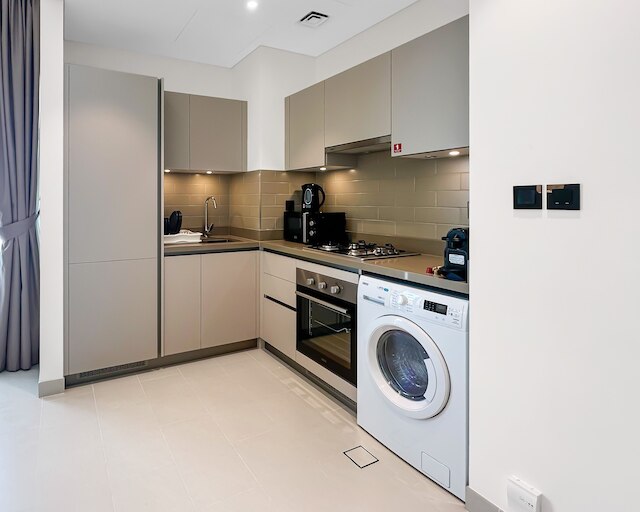 ラグジュアリーステイケーション - バルコニーと大きなプールの付いたエレガントなアパート