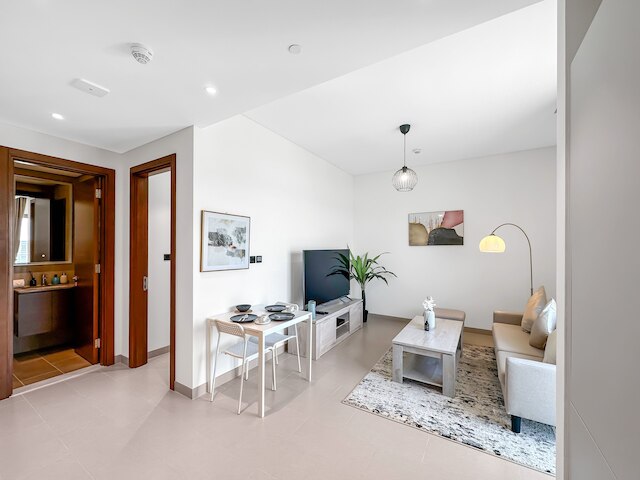 ラグジュアリーステイケーション - バルコニーと大きなプールの付いたエレガントなアパート