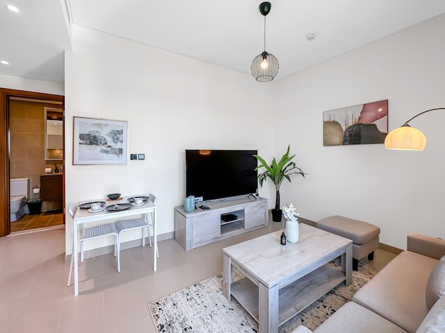 ラグジュアリーステイケーション - バルコニーと大きなプールの付いたエレガントなアパート