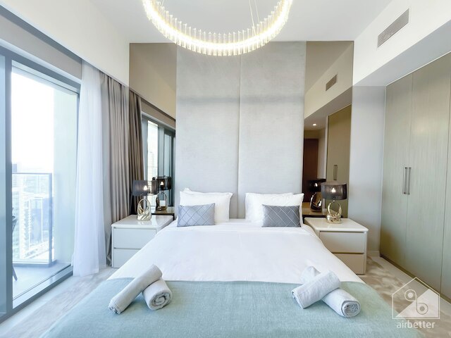 ラグジュアリーブルジュロイヤルアパートバルコニー&息をのむビュー