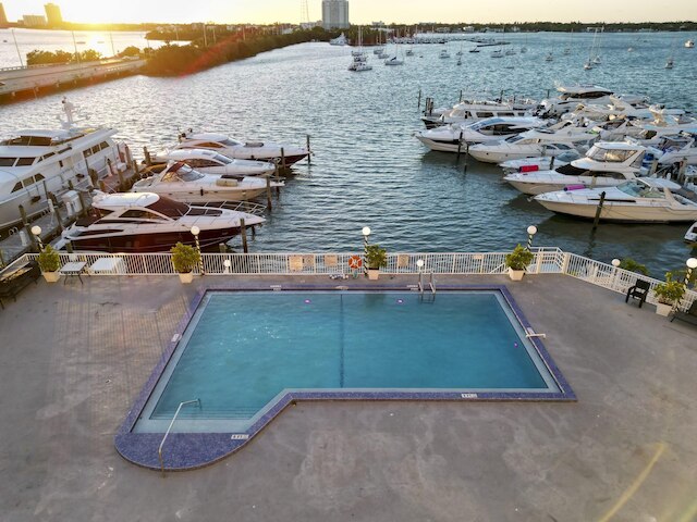 ラ・マリニータ-マリーナビュー プール 駐車場 位置