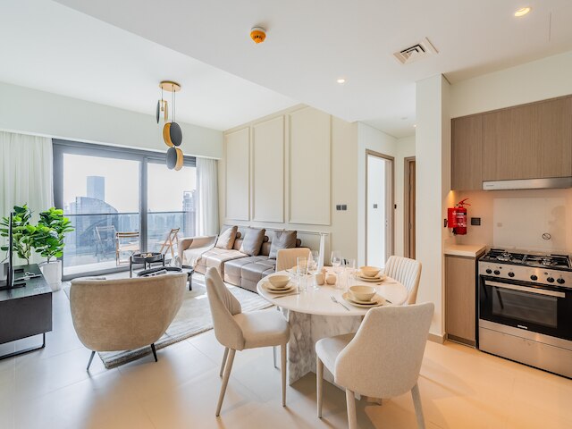 チャーミング・スカイライン・ビューフロム・ディス・ファンシー・ダウンタウン・アパート