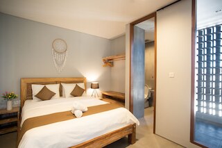 ヴィラ コマング ジンバラン