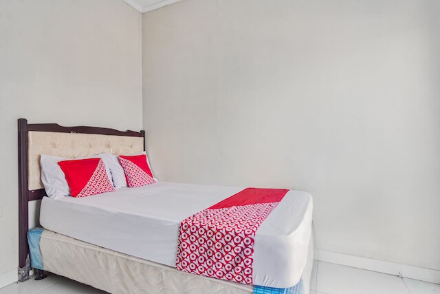 スーパー OYO 93500 リズキ レジデンス TOS シャリア ニア PT バンク KB ブコピン Tbk