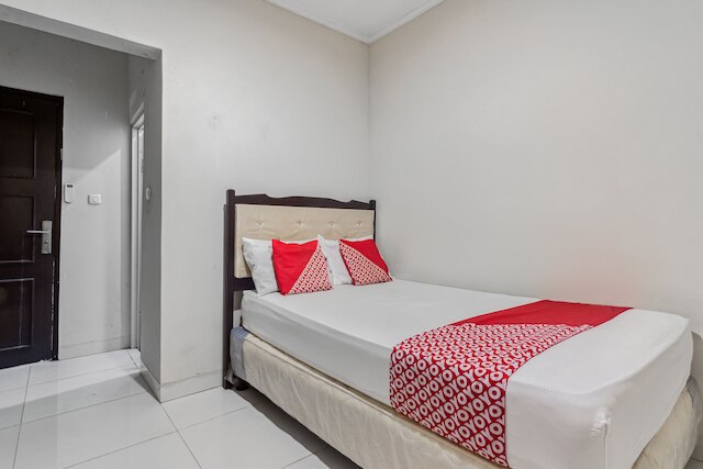 スーパー OYO 93500 リズキ レジデンス TOS シャリア ニア PT バンク KB ブコピン Tbk