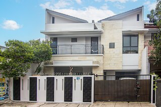 スーパー OYO 93500 リズキ レジデンス TOS シャリア ニア PT バンク KB ブコピン Tbk