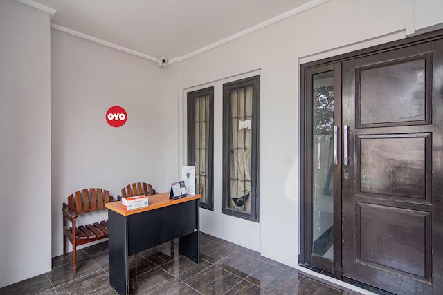 スーパー OYO 93500 リズキ レジデンス TOS シャリア ニア PT バンク KB ブコピン Tbk