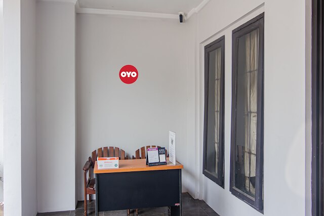 スーパー OYO 93500 リズキ レジデンス TOS シャリア ニア PT バンク KB ブコピン Tbk