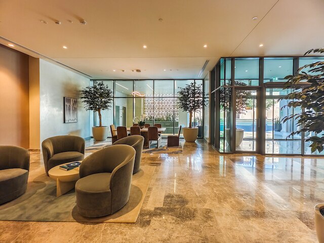 エロクエント・アップスケール・ウィズ・ブレステーキング・ブルジ