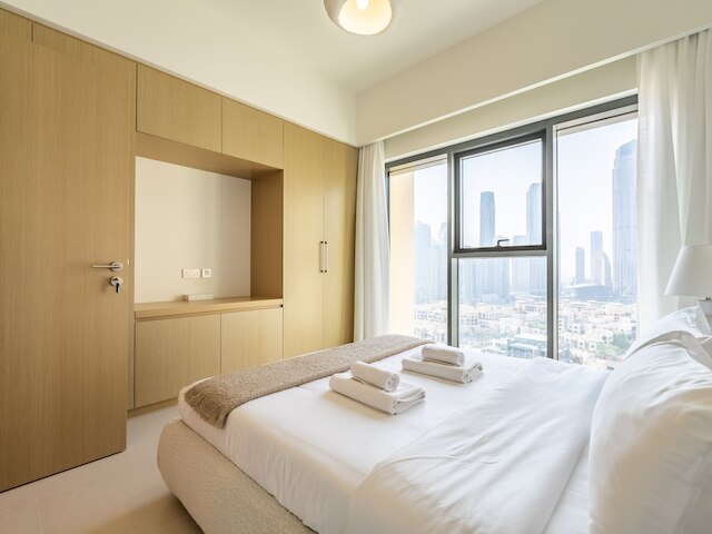 エロクエント・アップスケール・ウィズ・ブレステーキング・ブルジ