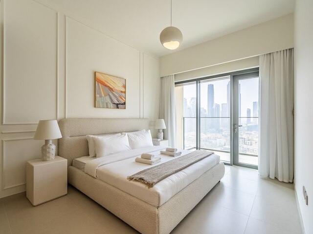 エロクエント・アップスケール・ウィズ・ブレステーキング・ブルジ