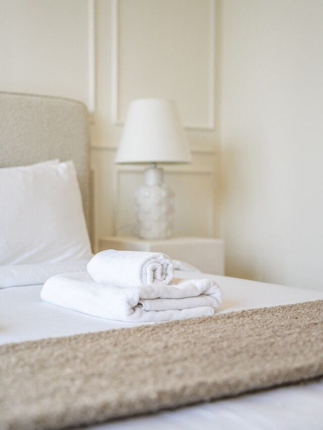 エロクエント・アップスケール・ウィズ・ブレステーキング・ブルジ