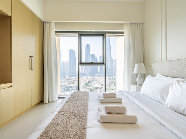 エロクエント・アップスケール・ウィズ・ブレステーキング・ブルジ