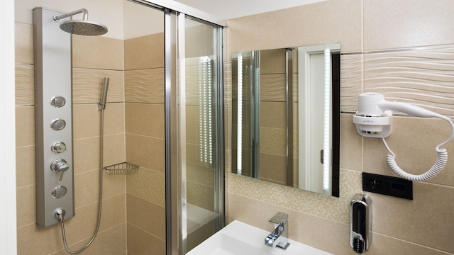 アパートメント コンチネンツ バイ トレイン & バス ストリート