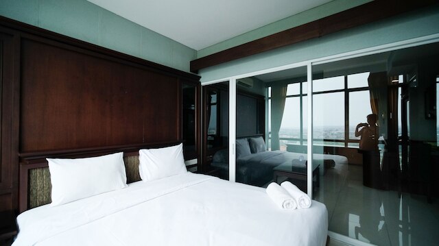 ホームリーな1BRアパートメントアットアリヤドゥタレジデンススラバヤ