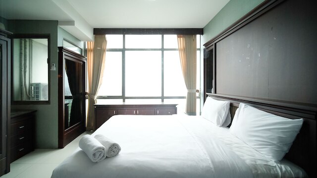 ホームリーな1BRアパートメントアットアリヤドゥタレジデンススラバヤ