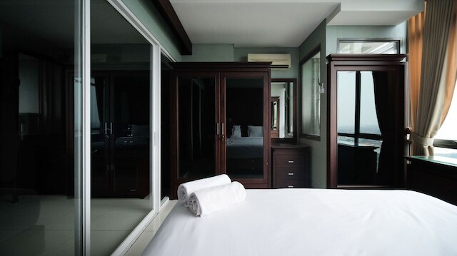 ホームリーな1BRアパートメントアットアリヤドゥタレジデンススラバヤ