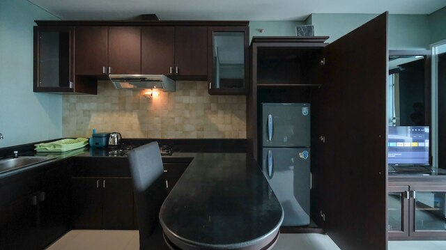 ホームリーな1BRアパートメントアットアリヤドゥタレジデンススラバヤ