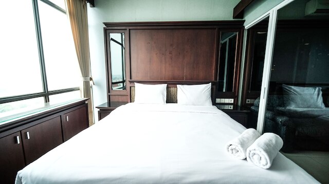 ホームリーな1BRアパートメントアットアリヤドゥタレジデンススラバヤ