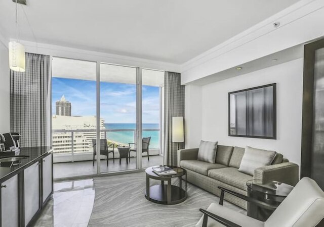 フォンテーヌブローリゾートプール&オーシャンビュー