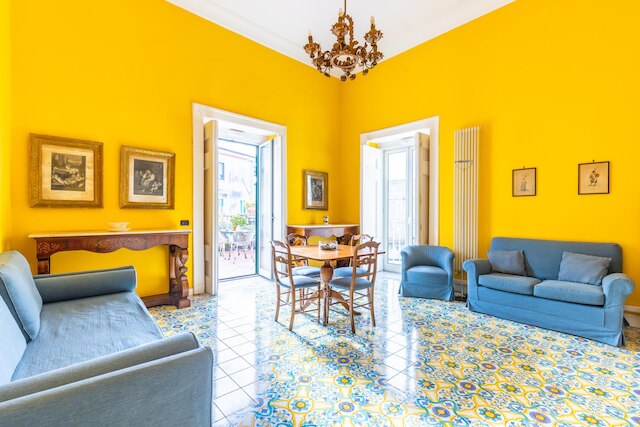 歴史的なセンターでテラス付きの魅力的な家