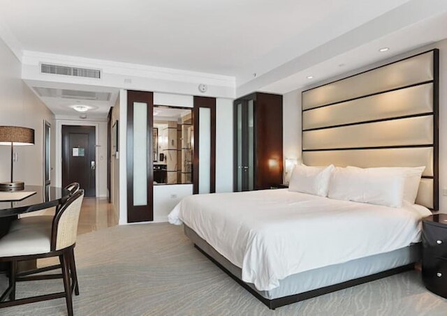 フォンテンブロー・リゾート・オーシャンプラス・ベイビュー・ウィズ・バルコニー