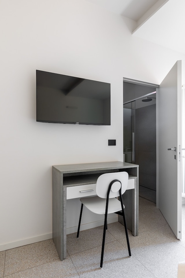 カポ・ディ・ルッカ・ホワイト・アパートメント