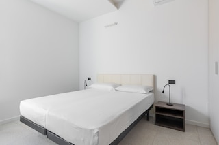 カポ・ディ・ルッカ・ホワイト・アパートメント